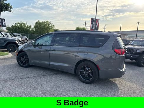 Used 2020 Chrysler Pacifica Touring-L Plus w/ Advanced Safetytec Group FWD image 20