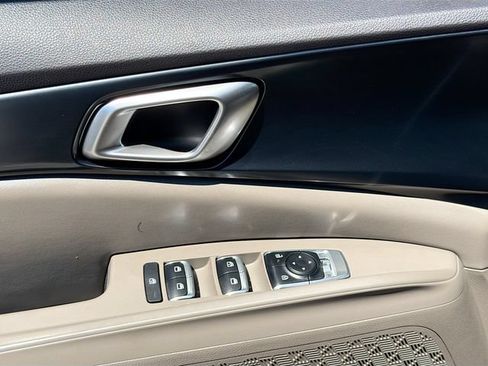Used 2025 Kia Carnival FWD image 18