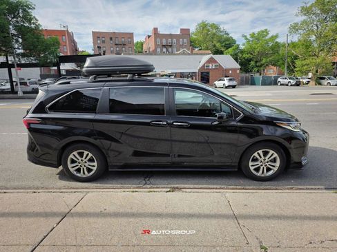 Used 2023 Toyota Sienna XSE AWD/4WD image 6