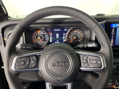New 2026 Jeep Wrangler Unlimited Sahara AWD/4WD image 18