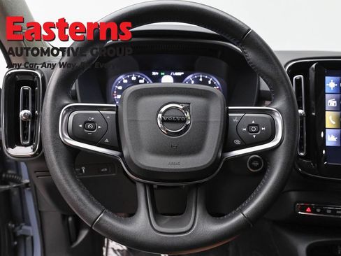 Used 2021 Volvo XC40 T4 Momentum FWD image 10