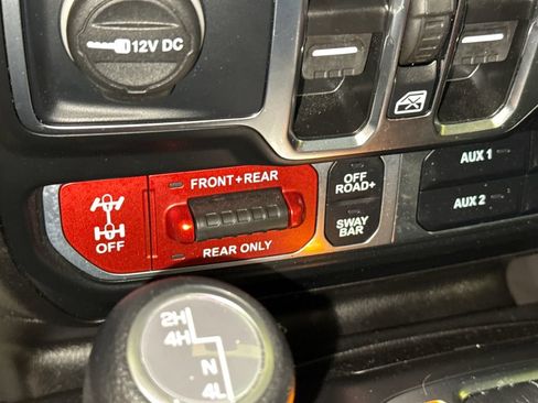 Used 2025 Jeep Wrangler Unlimited Rubicon w/ Convenience Group AWD/4WD image 32