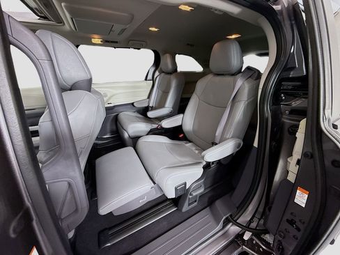 Used 2024 Toyota Sienna Limited FWD image 27