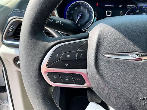 Used 2023 Chrysler Pacifica Limited FWD image 18