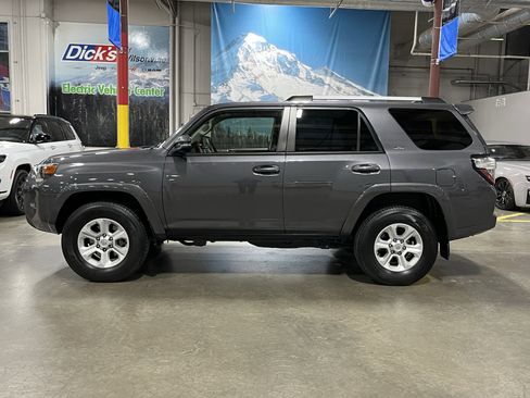 Used 2022 Toyota 4Runner SR5 Premium image 2
