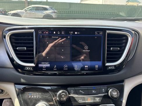 Used 2024 Chrysler Pacifica Touring-L FWD image 16