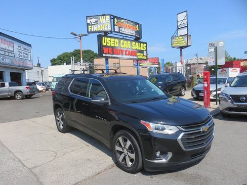 Used 2021 Chevrolet Traverse LT w/ LT Premium Package AWD/4WD image 3