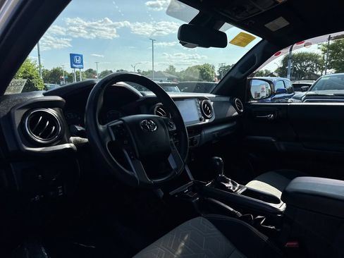 Used 2022 Toyota Tacoma TRD Off-Road AWD/4WD image 14