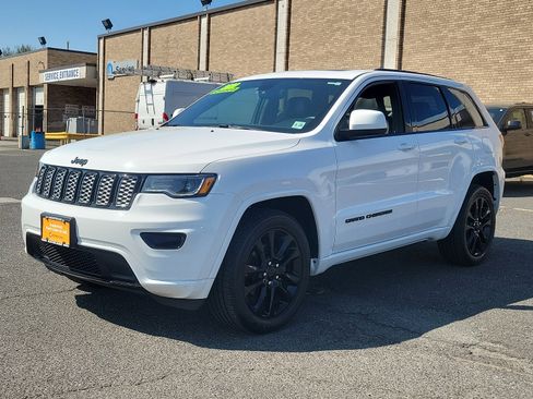 Used 2020 Jeep Grand Cherokee Altitude image 3