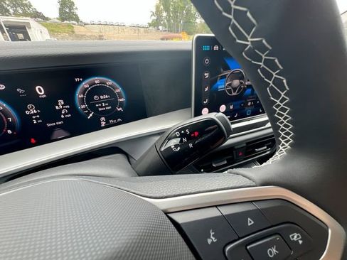 New 2025 Volkswagen Tiguan SE image 19