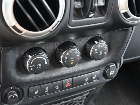 Used 2017 Jeep Wrangler Unlimited Rubicon w/ Connectivity Group AWD/4WD image 22