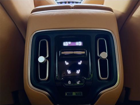 Used 2021 Aston Martin DBX image 24