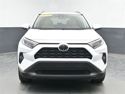 Used 2019 Toyota RAV4 XLE Premium image 4