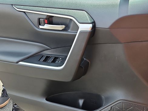 Certified 2025 Toyota RAV4 XLE w/ Convenience Package FWD image 13