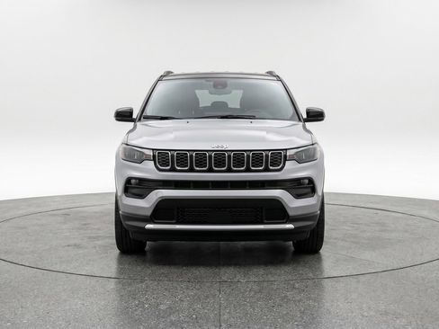 Used 2025 Jeep Compass Limited AWD/4WD image 2