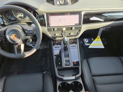 Certified 2025 Porsche Macan image 13