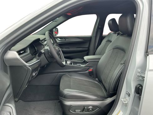 New 2025 Jeep Grand Cherokee Altitude image 10