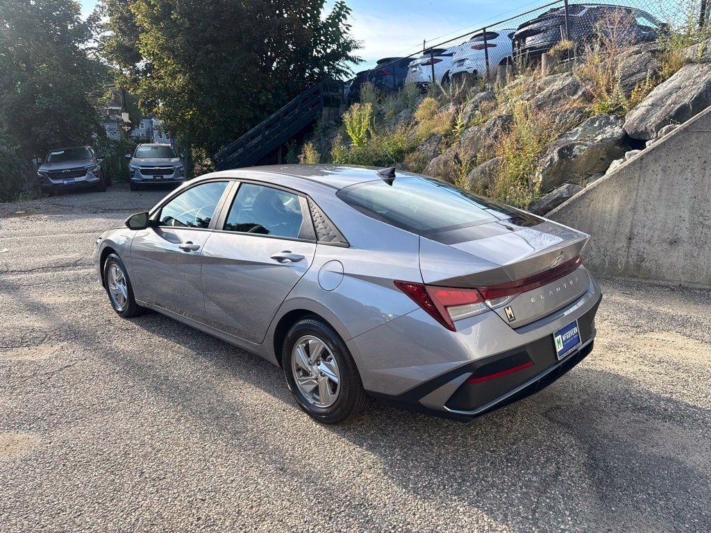 Certified 2025 Hyundai Elantra SE FWD image 4