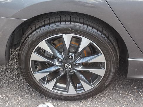 Used 2019 Nissan Sentra SR w/ Premium Package (SR) FWD image 11