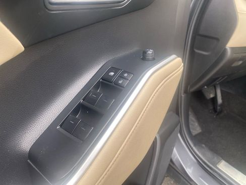 Used 2023 Toyota Highlander XLE image 10