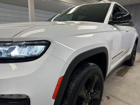 Used 2023 Jeep Grand Cherokee Limited w/ Black Appearance Package image 36