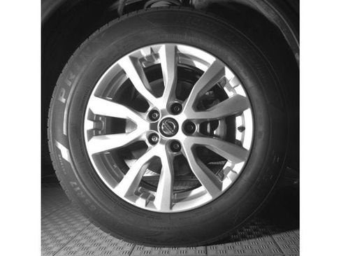 Used 2018 Nissan Rogue SV w/ Premium Package FWD image 10