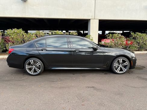 Used 2019 BMW 750i w/ Executive Package image 3