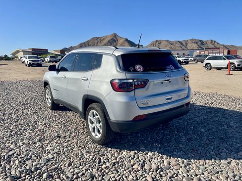 Used 2024 Jeep Compass Latitude AWD/4WD image 3