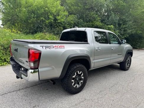 Used 2019 Toyota Tacoma TRD Off-Road AWD/4WD image 5