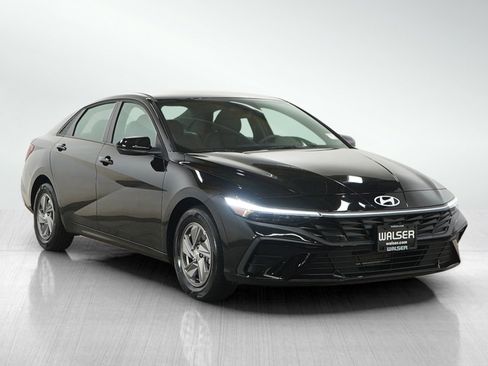 Certified 2025 Hyundai Elantra SE FWD image 7