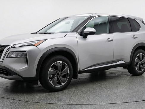 Used 2025 Nissan Rogue SV image 3