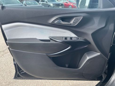 Used 2025 Chevrolet Trax LT w/ LT Convenience Package image 18