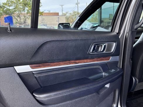 Used 2018 Ford Explorer Limited image 18