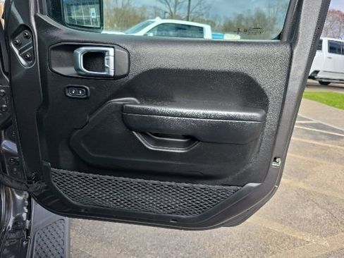 Used 2023 Jeep Gladiator Sport AWD/4WD image 9