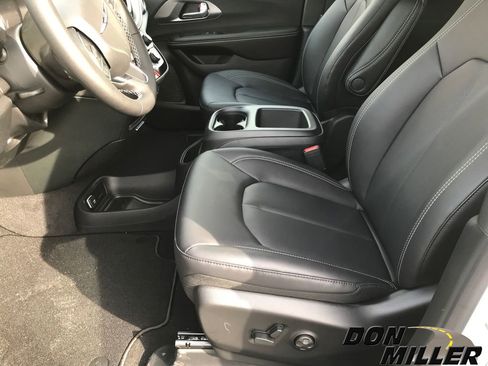 New 2026 Chrysler Pacifica Select image 14