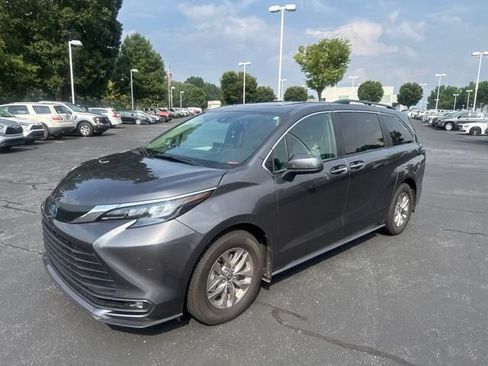 Used 2025 Toyota Sienna XLE w/ XLE Plus Package FWD image 5