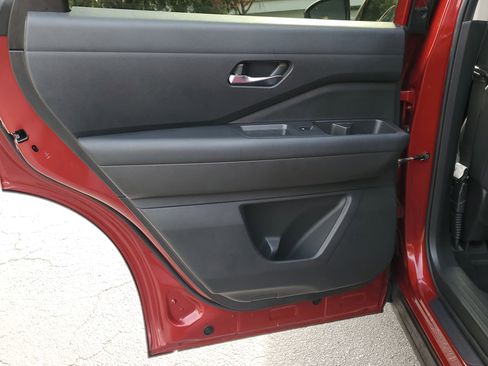 Used 2022 Nissan Pathfinder SV image 10