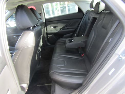Used 2025 Hyundai Elantra Limited FWD image 11