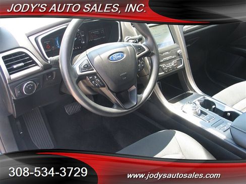 Used 2020 Ford Fusion SE FWD image 2