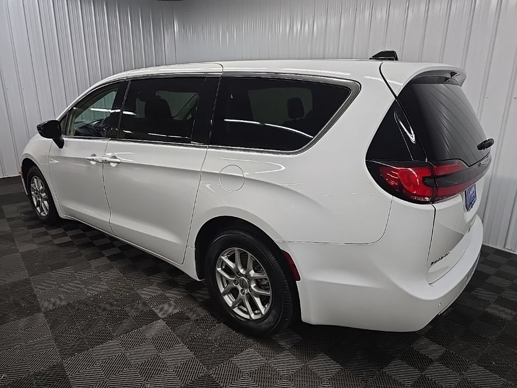 Used 2024 Chrysler Pacifica Touring-L FWD image 9