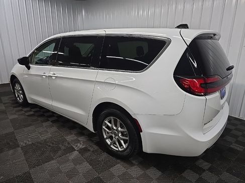 Used 2024 Chrysler Pacifica Touring-L FWD image 9