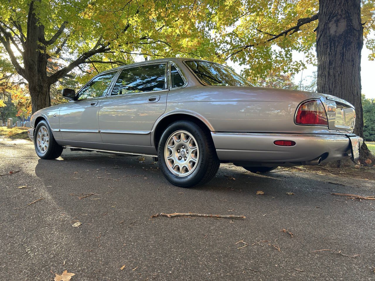 Used 2000 Jaguar XJ8 RWD image 16