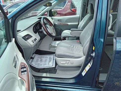 Used 2011 Toyota Sienna Limited w/ Entertainment Pkg FWD image 14