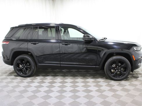 Used 2023 Jeep Grand Cherokee Limited w/ Black Appearance Package image 40