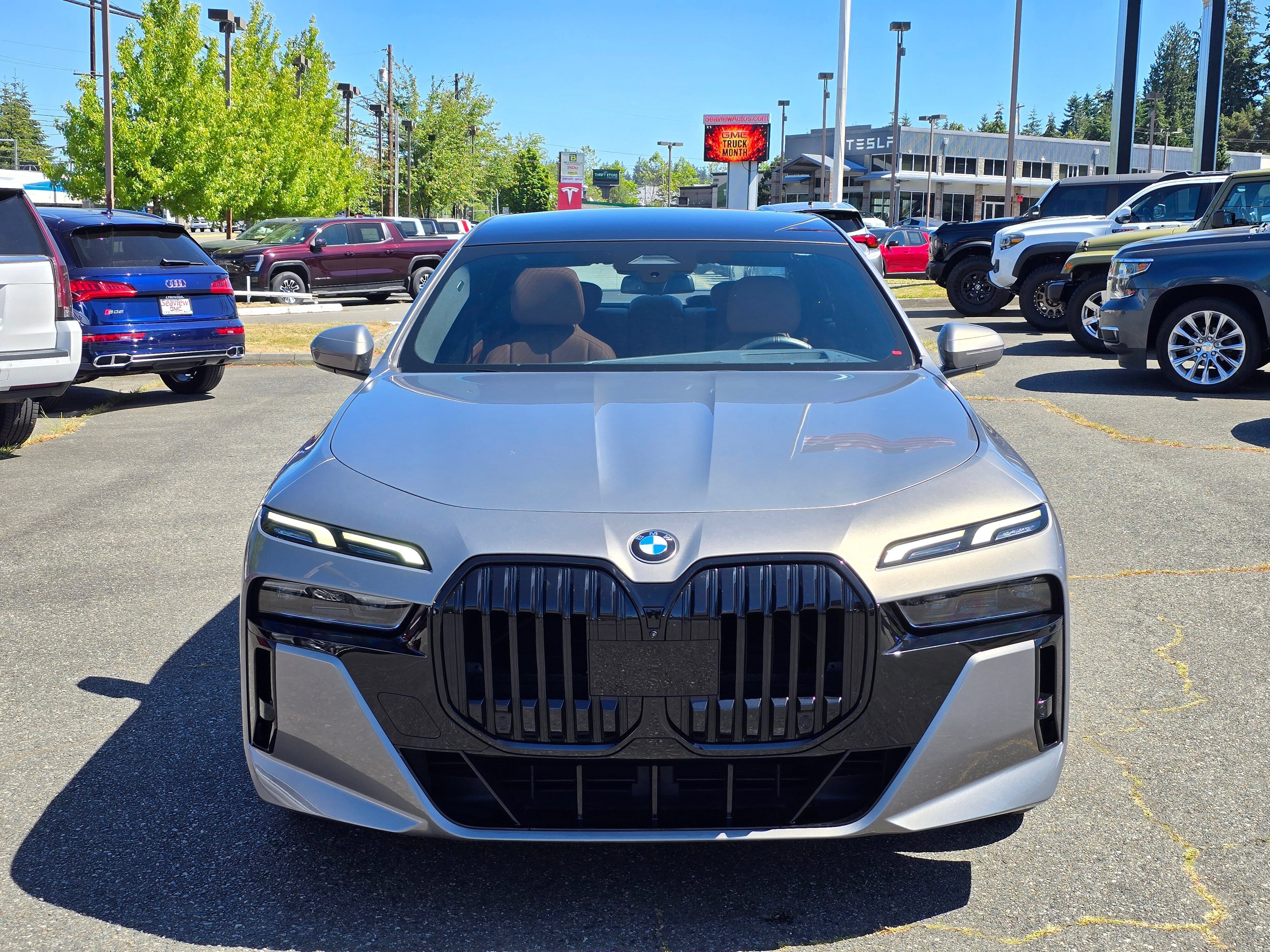 Used 2023 BMW 740i w/ Parking Assistance Package RWD image 2