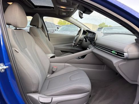 Used 2025 Hyundai Elantra SEL FWD image 16