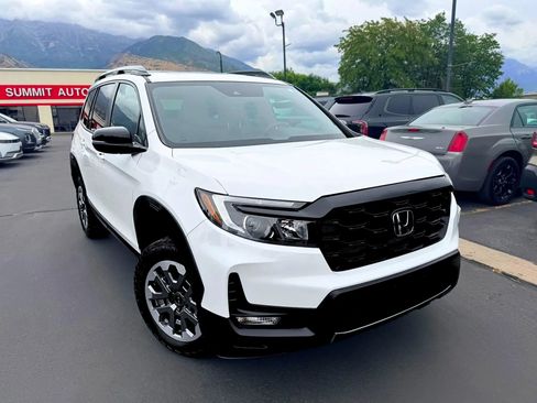 Used 2025 Honda Passport TrailSport image 2