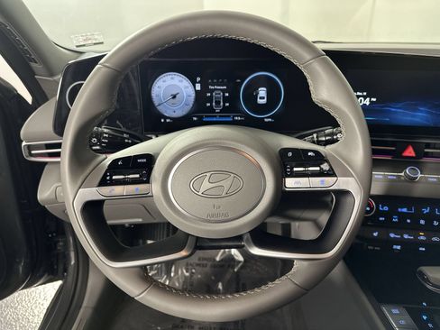 Used 2025 Hyundai Elantra SEL FWD image 14