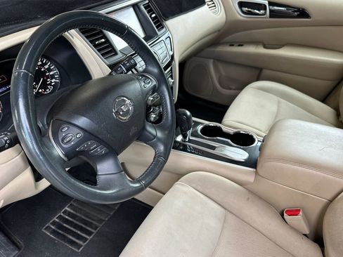 Used 2018 Nissan Pathfinder SV w/ SV Tech Package FWD image 6