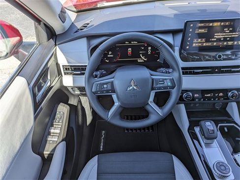 New 2025 Mitsubishi Outlander SE image 17